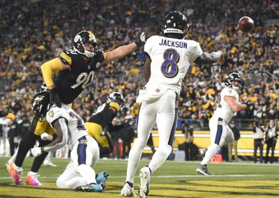 Ravens QB Lamar Jackson considered week-to-week with knee injury