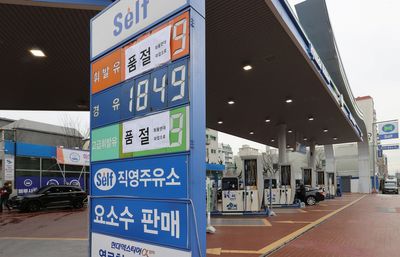 Fuel runs short at S.Korean petrol stations as top union begins strike alongside truckers