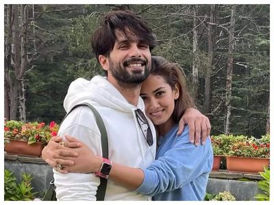 Shahid Kapoor poses against colourful mural featuring Waheeda Rehman and Helen; credits wife Mira Rajput for the photo