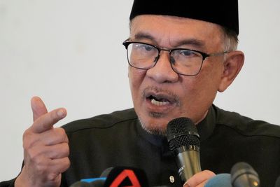New Malaysian PM Anwar reviews predecessor's billion-dollar projects