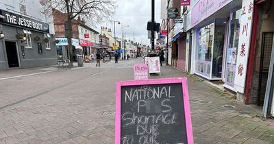 Nottinghamshire shop sign shaming government leaves people smiling and sticking their thumbs up