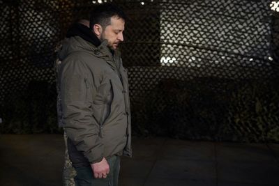 Zelensky visits Donbas near 'difficult' Ukraine front