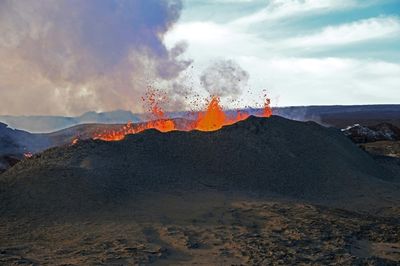 Hawaii deploys National Guard in volcano eruption response