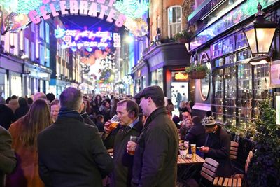 UK pubs feel Christmas pressure as inflation bites