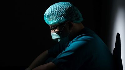 Hornsby Ku-ring-gai Hospital apologises to junior doctors after threatening to make it harder to rest on late shifts