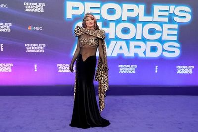 Shania Twain wears bold throwback look to 2022 People’s Choice red carpet