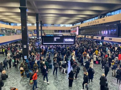 Euston Station: Commuters hit with rush hour travel chaos after overhead powerline snaps