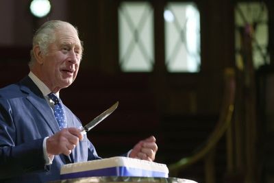 King cuts cake at event to mark organisation’s 40th anniversary