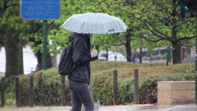 Melbourne hit by rain, wind and hail in dramatic weather change, with another cool spell forecast for next week