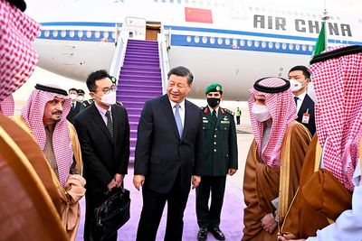 Xi Jinping’s grand welcome in Saudi Arabia compared to Joe Biden’s ‘cold fist bump’