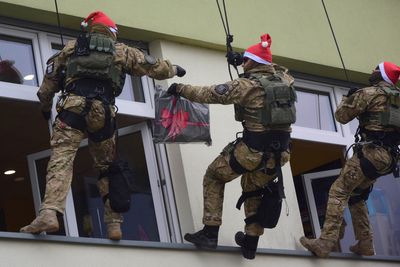 Polish counter-terrorism police help Santa Claus