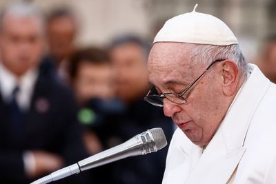 Pope Francis breaks down and cries while mentioning Ukraine at public prayer
