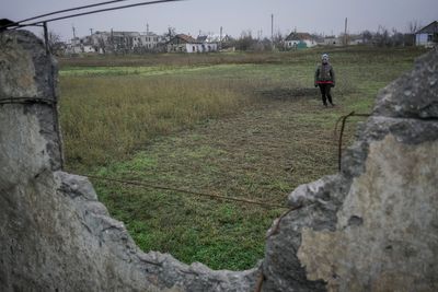 Ukrainians brave return to former frontline village after Russian retreat