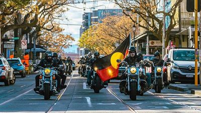 Mourners in Archie Roach's funeral procession fined after being caught by red light camera