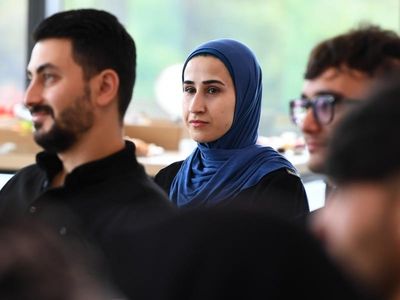 Refugee report backs 'settlement cities'