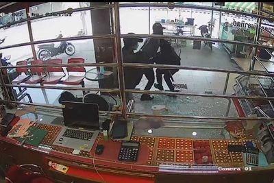 Hunt for fugitives after foiled gold shop robbery