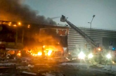 Huge fire engulfs shopping centre in Moscow suburb