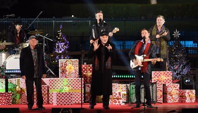 On Christmas tour, Beach Boys mix some wintry carols in with the beloved summer hits