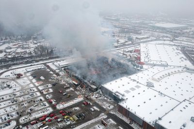 Fire ravages Moscow shopping mall, killing 1 man