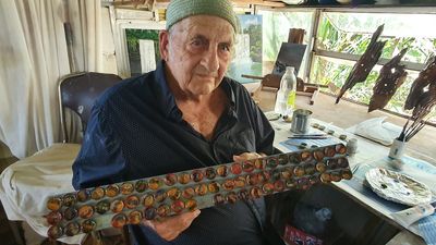 No stopping Bill Treichel, 95, as he paints Australian outback landscapes onto bottle tops