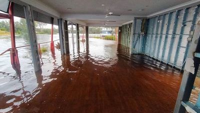 Murray River flooding leading to tourist cancellations across north-west Victoria