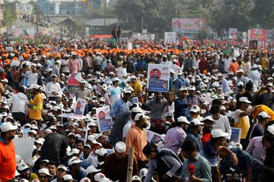 Bangladesh opposition mounts huge protest, MPs quit