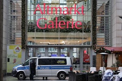 Man killed after taking hostages at shopping centre in Dresden