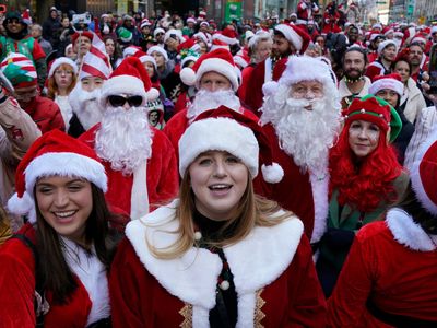 Santas gather by the thousands to drink and be merry at SantaCon NYC