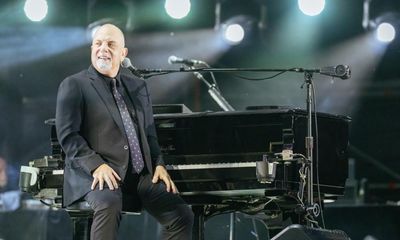 Billy Joel review – Seasoned showman delivers timeless classics and signature dead-pan banter