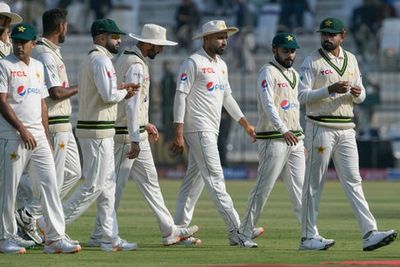 England collapse leaves door open for unlikely Pakistan revival despite sizeable total