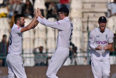 Pakistan make England work hard for wickets but cannot shift momentum before tea