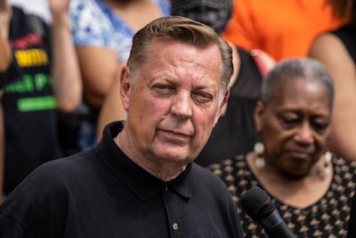 Church officials clear Chicago priest Pfleger of abuse claim