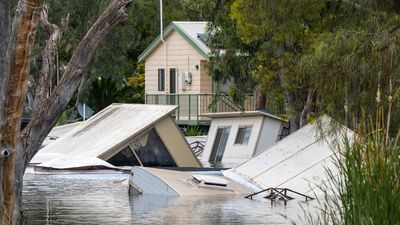 Warning from Blanchetown Caravan Park manager after property suddenly flooded