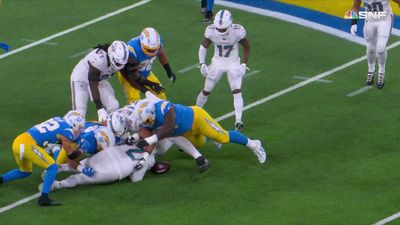 Dolphins’ Tyreek Hill scored the most chaotic TD after lucky fumble bounce and NFL fans were so confused