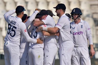 Mark Wood gives England hope of winning second Test with double strike