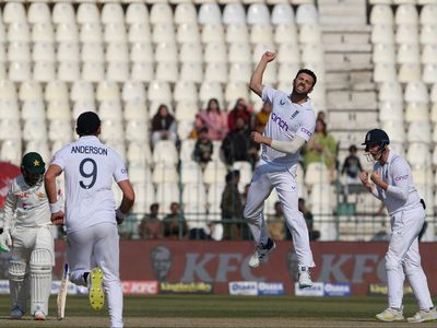 Mark Wood wickets crucial as England edge second Test and win series in Pakistan