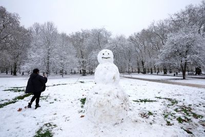 Snow causes traffic gridlock on key motorways in south-east England