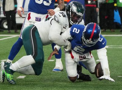 Giants humbled at hands of dominant Eagles