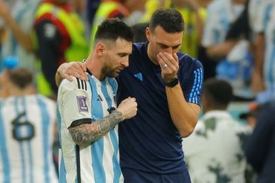 Argentina coach Scaloni defends players after stormy World Cup clash