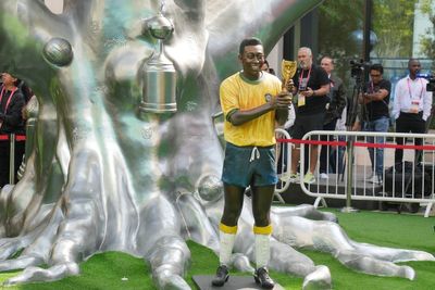 Pelé's health improves, but he remains in hospital