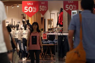 Consumers cut spending, wait for sales