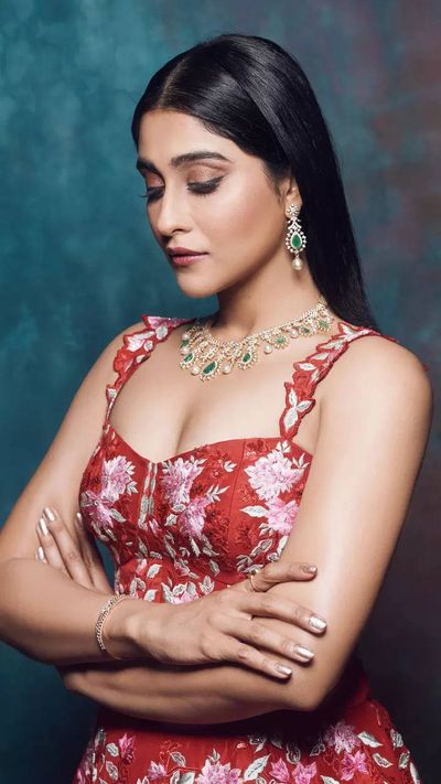 Regina Cassandra sets the internet ablaze with ethnic looks