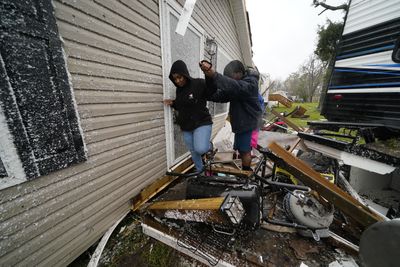 3 are dead in Louisiana as a massive winter storm spawns tornadoes across the South