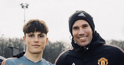 Alejandro Garnacho sends message to Robin van Persie after training with him at Manchester United