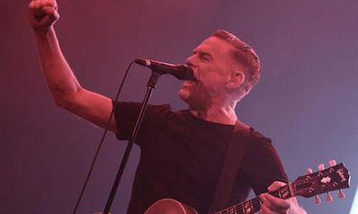 Bryan Adams review – floating convertibles and harmony-driven rock chuggers