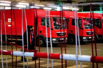 Royal Mail dispute likely to continue into new year, union leader warns