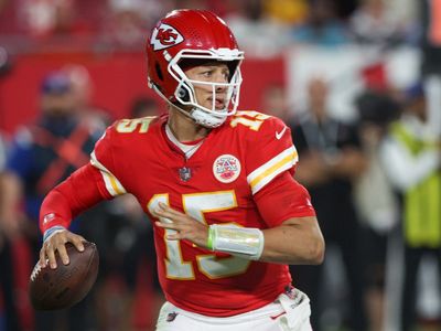 Mahomes Reacts to Impending Return of WRs Hardman, Toney