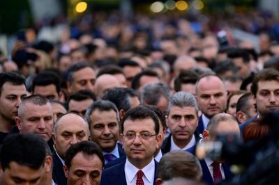 Huge crowds rally to support Istanbul's banned mayor