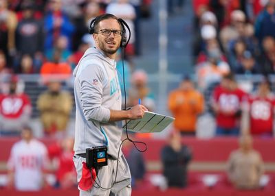 Dolphins coach Mike McDaniel trolled the weather with his t-shirt before his team’s trip to snowy Buffalo