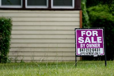 Average long-term US mortgage rates inch down this week